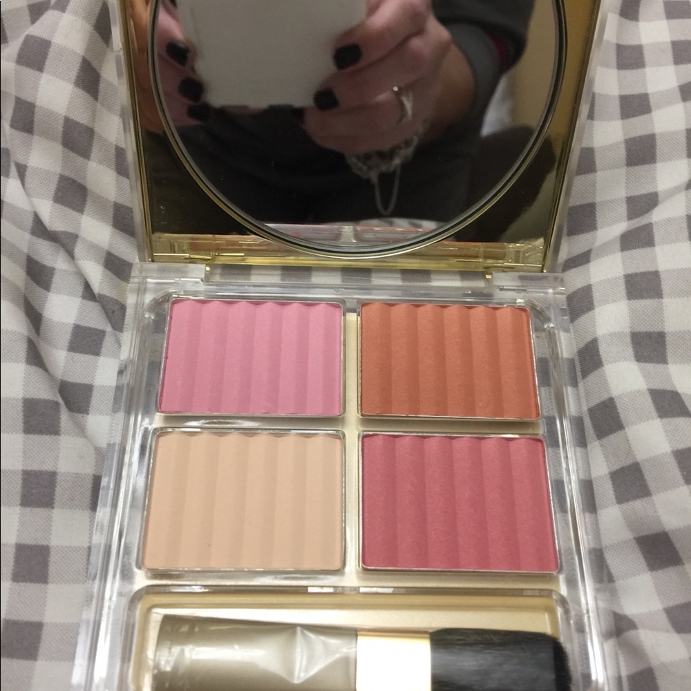 Estée Lauder Deluxe face-compact😍😍💯 authentic
